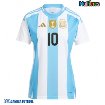 Camisa de Futebol Argentina Lionel Messi #10 Equipamento Principal Mulheres Copa America 2024 Manga Curta